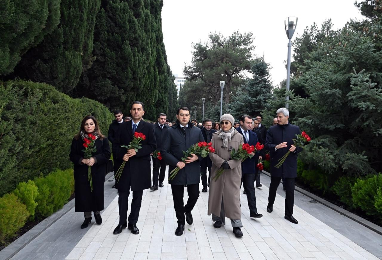 Mədəniyyət Nazirliyinin kollektivi Fəxri Xiyabanda - FOTOLAR